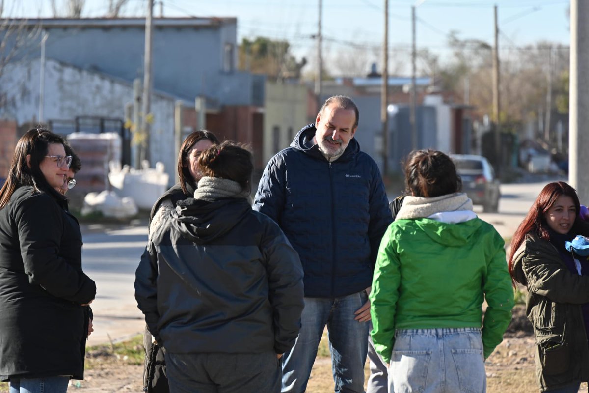 Desde la Secretaría de Hábitat de @municipiobahia, a través de distintos programas seguimos construyendo soluciones para intentar que cada vez más familias bahiense vivan en mejores condiciones.

La inversión municipal subió más de 2000% en relación a diciembre de 2023.