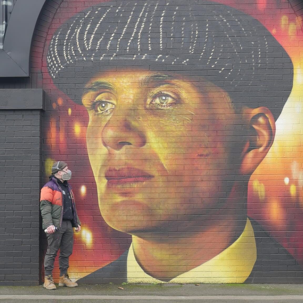 ¡Fusión increíble en el arte urbano! 🤩 Grafitis vibrantes se unen a iconos como Peaky Blinders. Ver a Tommy Shelby en un mural es una declaración callejera. ¿Esto eleva el graffiti o lo comercializa demasiado? 🤔 Arte de 
@_mmural 
#ArteUrbano #Graffiti #PeakyBlinders