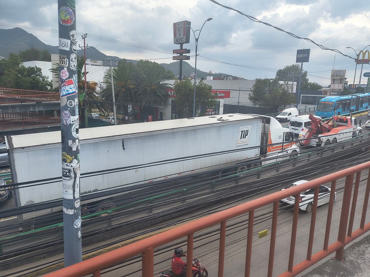 Via_LopezP's tweet photo. #TrailerDescompuesto
Puente Juan Pablo II dirección la quebrada, tomen precauciones
#ViaLopezPortillo
#PublicadoEnRedes https://t.co/xGCz4VFA62