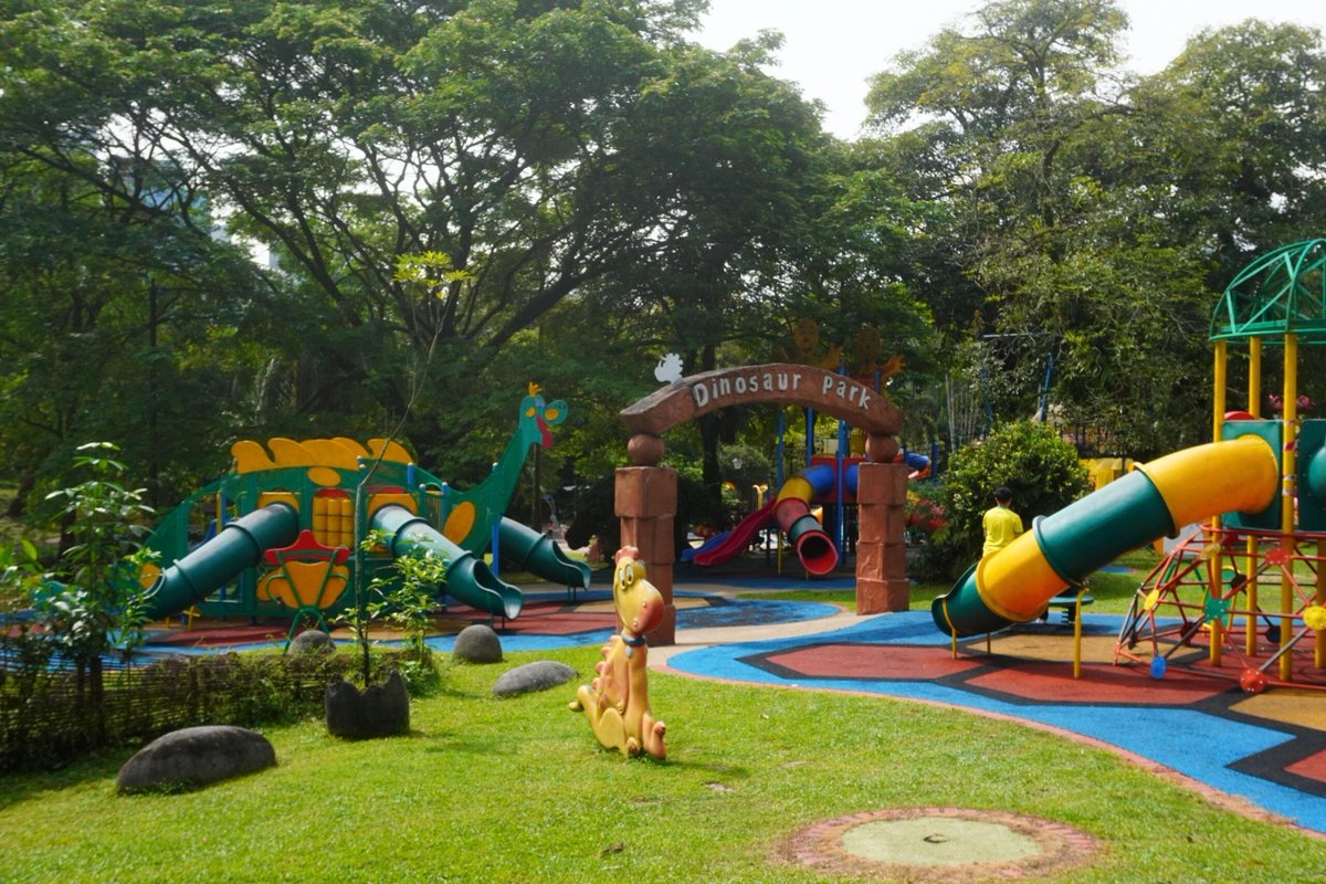 Toronto’s skyline wrapped in misty rain feels like a scene from a quiet movie. Every droplet paints the city in soft reflections, making it look calm and poetic☔