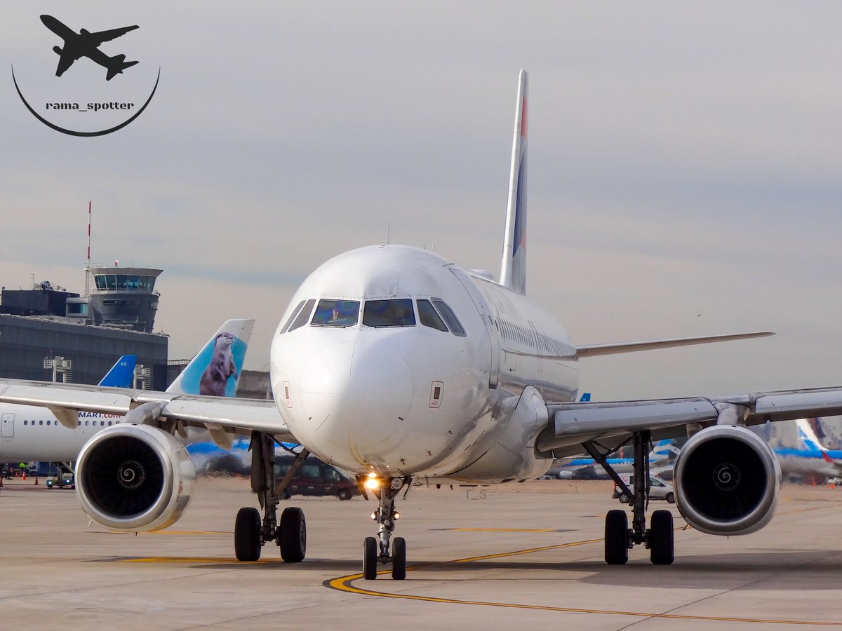 rama_spotter's tweet photo. 🙂 Cara a cara con el A320. 🙂 ↔️ Y deslizá para ver más.
✈️ Airbus A320-200. CC-COG
👨🏻✈️ Latam.
📍Aeroparque (AEP)
🌎 Buenos Aires, Argentina. 🇦🇷
Instagram: rama_spotter
#Airbus #LatamChile https://t.co/89kJxve5B5