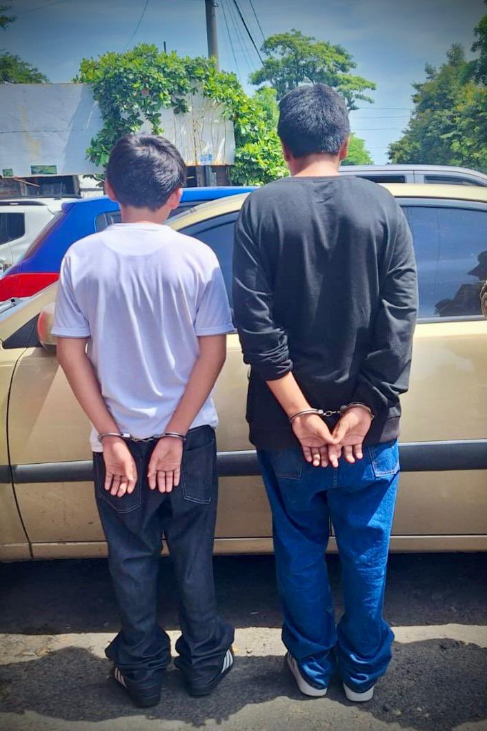 merino_monroy's tweet photo. Dos menores de 13 años, miembros activos de la pandilla 18 R, fueron ubicados por elementos de la @FUERZARMADASV en la Urbanización Valle Verde 4, Apopa, San Salvador Oeste. En sus celulares se encontraron imágenes alusivas a dicha estructura criminal.

Las pandillas, por décadas, acosaron y manipularon a nuestros jóvenes. No vamos a permitir que la historia se repita. 

#GuerraContraPandillas
#Seguimos