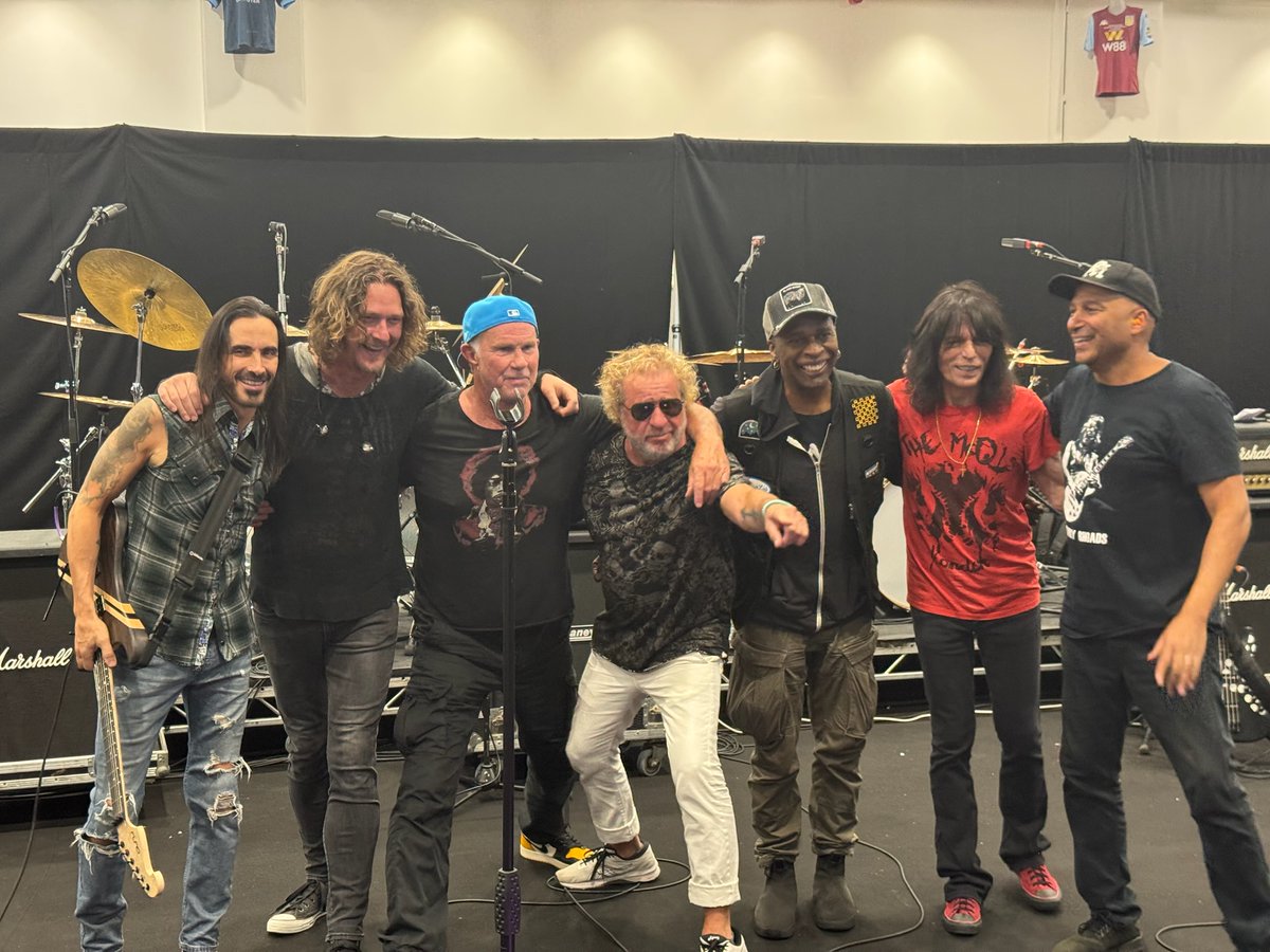sammyhagar's tweet image. This ain't no ordinary backup band. This is a bunch of musician friends that are about to fuck some shit up Saturday night in #Birmingham #England for the @blacksabbath @ozzyosbourne final performance
#Rehearsal was off the charts can't wait for Saturday live streaming at…