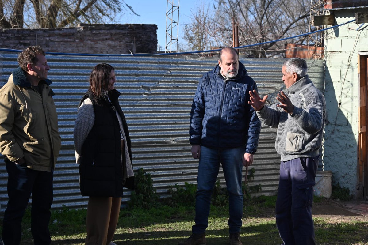 Comparto algunas de esas iniciativas.

Con el programa de Saneamiento Seguro damos respuesta al tratamiento de aguas residuales en barrios que no cuentan con red cloacal.

Como Pedro, ya son 37 los hogares que mejoraron la salubridad y redujeron la necesidad de desagote de pozos.