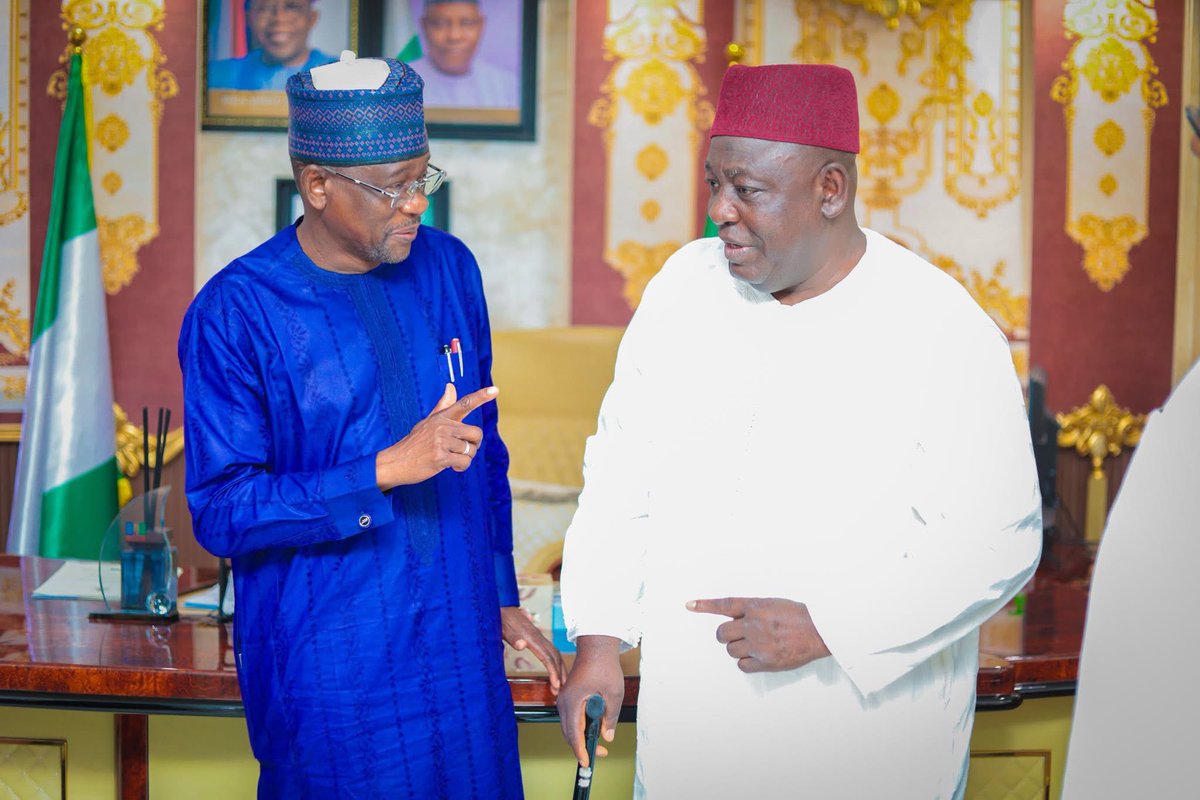 Earlier today, The APC Acting National Chairman Hon.(Dr) Ali Bukar Dalori, received in audience the delegates of state party chairmen in his office.