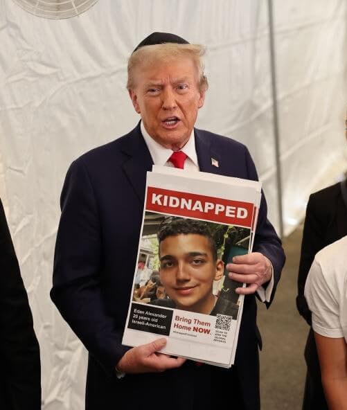 MahalaxmiRaman's tweet image. 🇺🇸🇮🇱🇵🇸⚡️ President #Trump and First Lady #Melania met for 30 minutes in the Oval Office with #EdanAlexander, a former #US Hostage recently released from #Hamas captivity. 

➡️ #Trump said he feared #Alexander had been killed in an #Israeli airstrike on a Hamas tunnel...