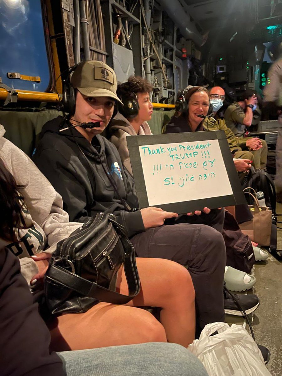 MahalaxmiRaman's tweet image. 🇺🇸🇮🇱🇵🇸⚡️ President #Trump and First Lady #Melania met for 30 minutes in the Oval Office with #EdanAlexander, a former #US Hostage recently released from #Hamas captivity. 

➡️ #Trump said he feared #Alexander had been killed in an #Israeli airstrike on a Hamas tunnel...