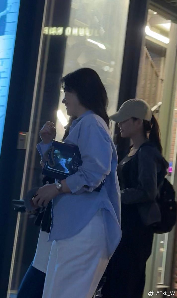 pr1ncescharm1n's tweet photo. This is a recent photo of her. Looks like she still has long hair 🤔 her body figure is just 🤌 https://t.co/R5b5uIX8sA