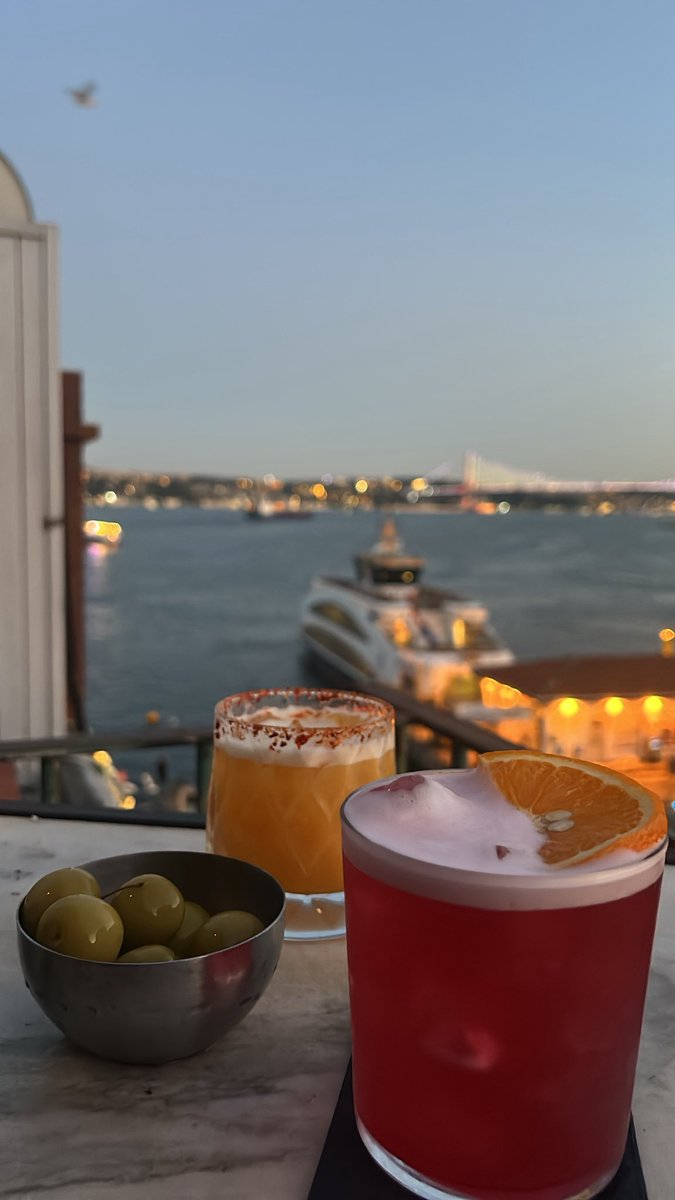 ecemsarican's tweet photo. 2 Temmuz 🎂 🍹 https://t.co/JRSvsgqZjF