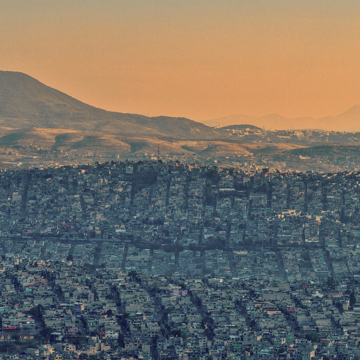 Vista desde Santa Fe al norte. Contrastes visibles de la Ciudad de México en la fontera con el Etsado de México  Bosques de las Lomas;  Tecamachalco  y al fondo, esas barrancas donde las colonias se pierden en laderas y montañas como si no tuvieran fin. Un contraste que me vuela