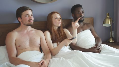 Se busca un hombre dotado para mañana tríos después de las 6 pm