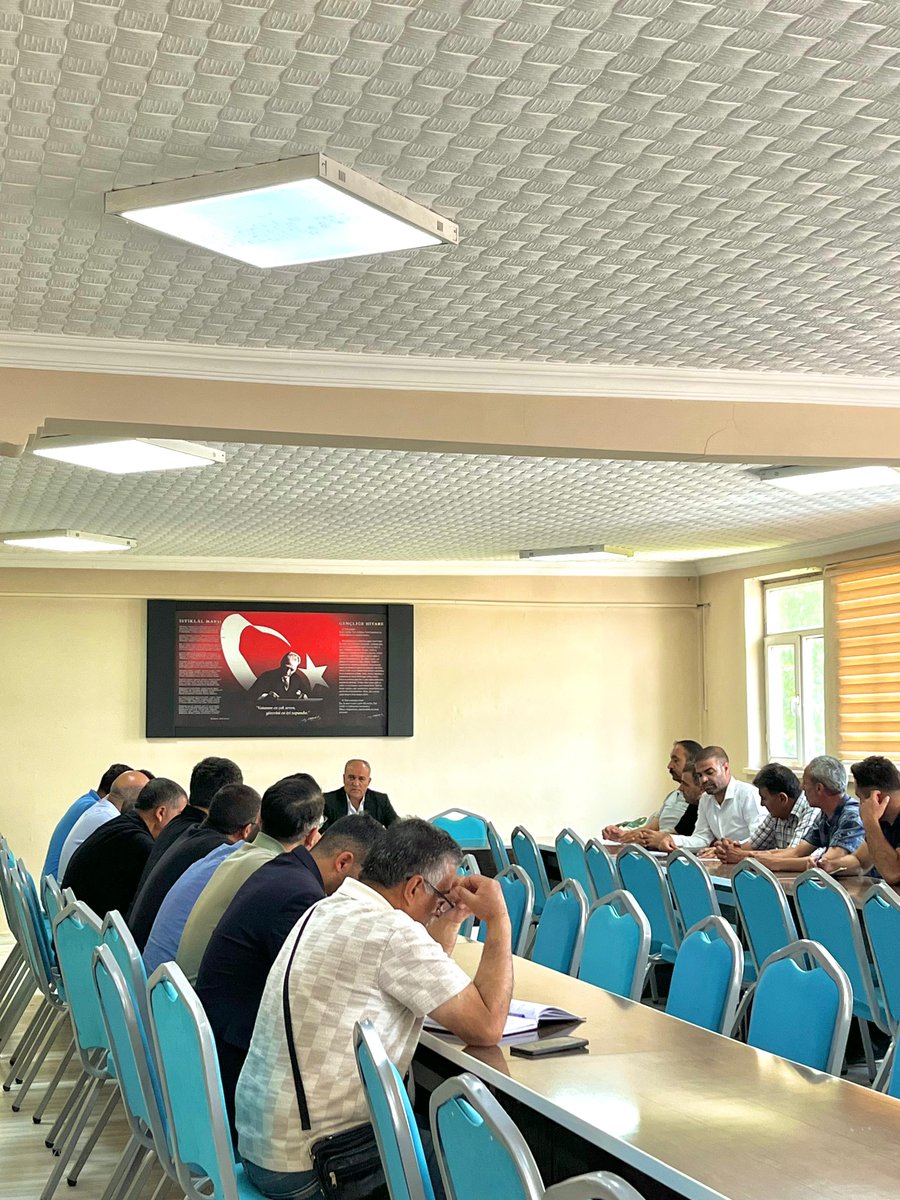 Öğrencilerimizin 2025-2026 eğitim öğretim yılına en iyi şekilde girebilmeleri için İlçe Milli Eğitim Müdürümüz Remzi IŞIK okul müdürlerimizle bir araya geldi.
Yapılan toplantıda yaz tatili sırasında yapılması planlanan doğalgaz dönüşümleri ve tadilatlar görüşüldü.