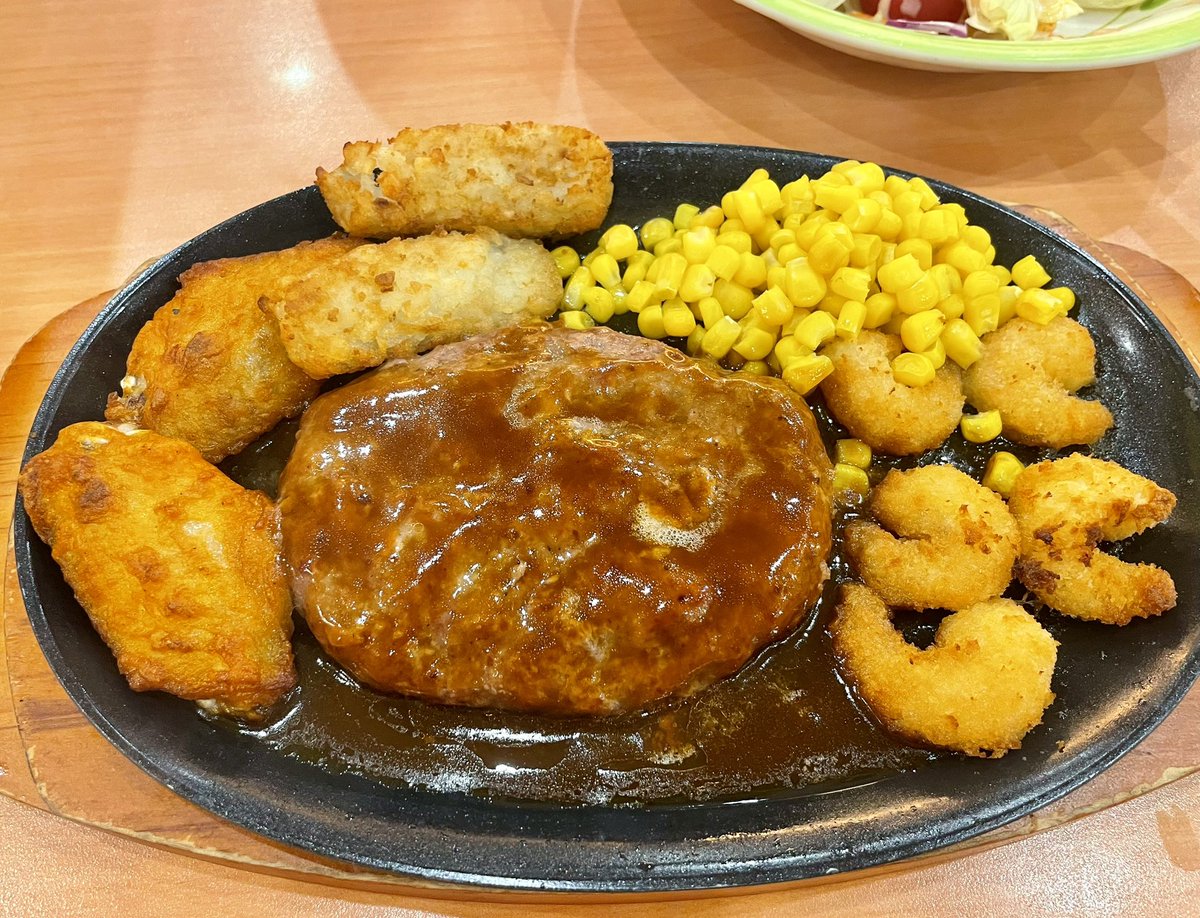 Do58Ef's tweet photo. 最近ダイエット中から炭水化物を控えめにしてるけど
小エビサラダと牛100%ハンバーグは最高だった！ https://t.co/k4rDGOz2ZK