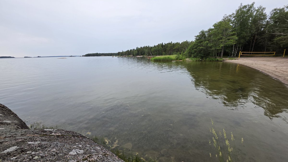 Tänään lähes tyyntä myrskyn edellä.  Tuulivahinkoja tulee, mutta täytyy toivoa ettei huominen jää historiaan. Varsin laajatkin vahingot mahdollisia.
  ilmatieteenlaitos.fi/varoitukset