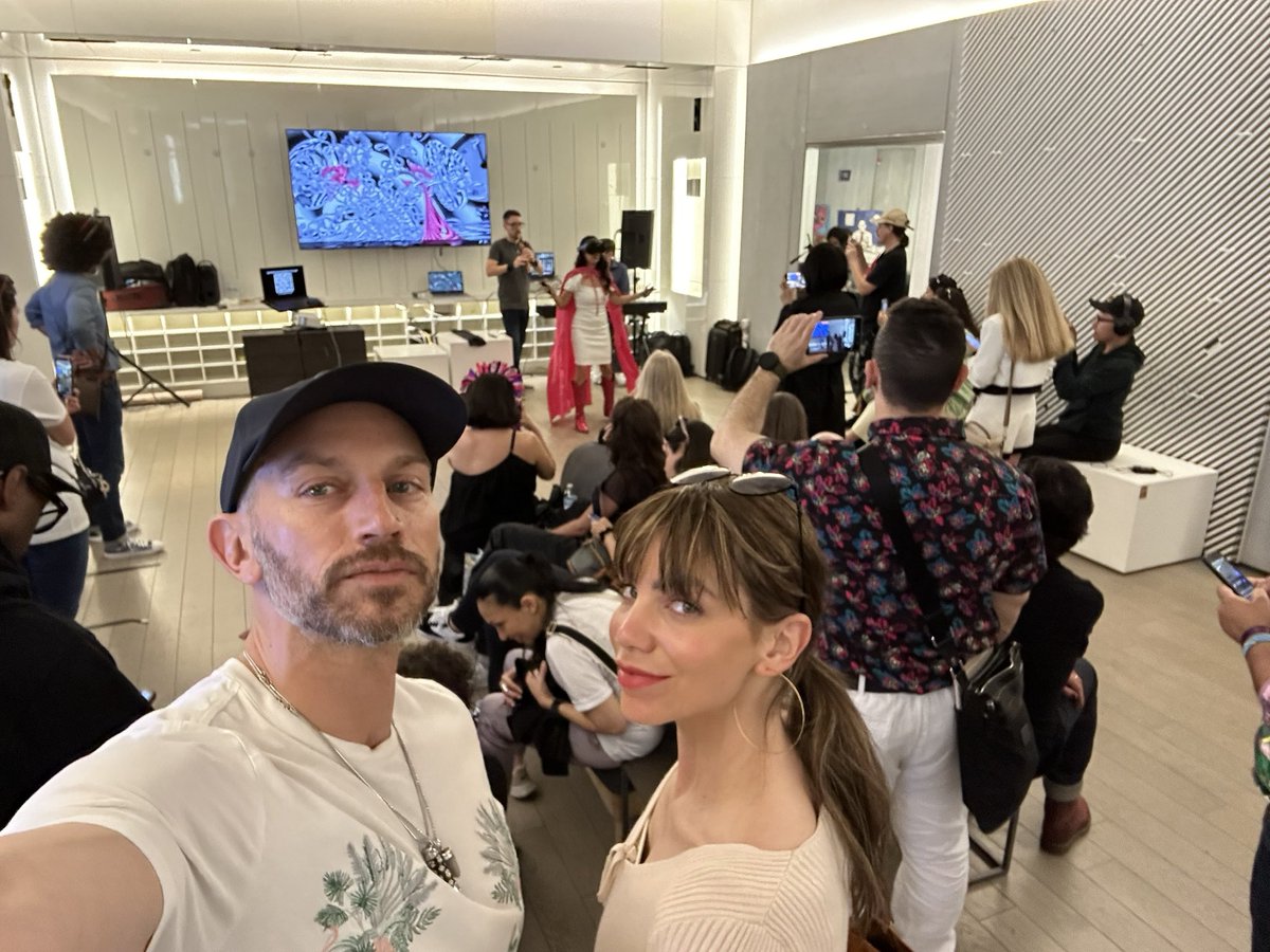 katbuglione's tweet image. another moment of my animated portrait Thought Fever at the @OneLoveArtDAO event 
&amp;amp; an incredible, creative performance by @creatures @AttaBotty @Chazwesley99