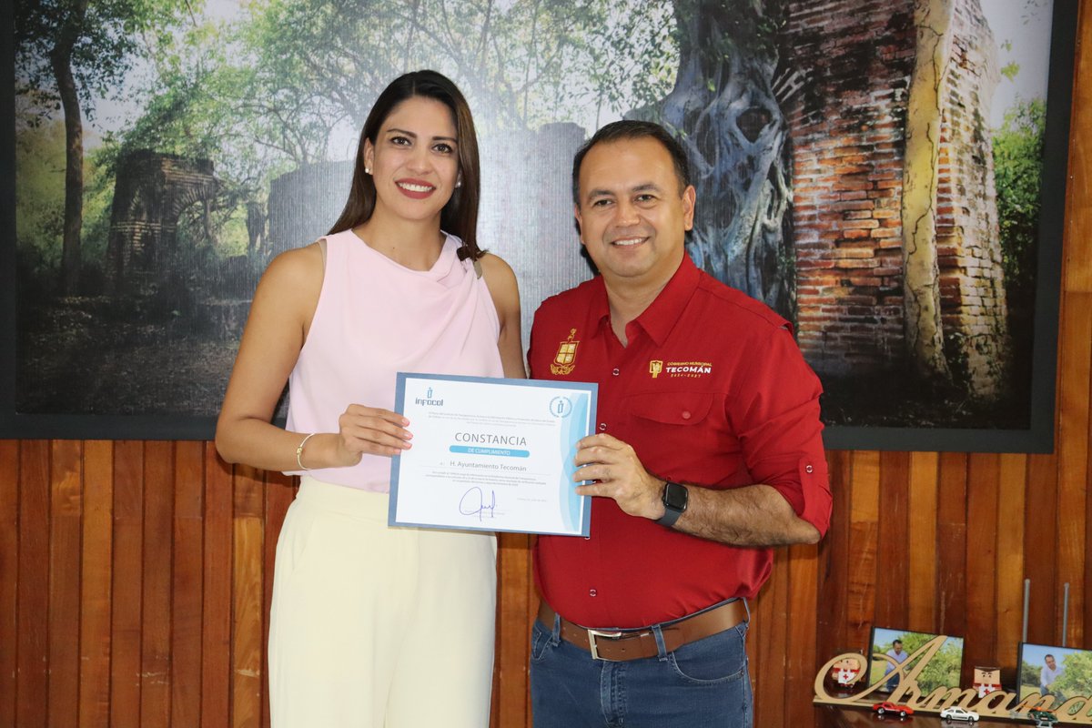 Infocol_Col's tweet photo. El Infocol por conducto de la Comisionada Presidenta Paulina Urzúa, hizo entrega al Ayuntamiento de Tecomán la constancia de cumplimiento de sus obligaciones de transparencia de su página web y la PNT al 100%. El documento lo recibió el alcalde Armando Reyna Magaña. https://t.co/gWutbIVYg5