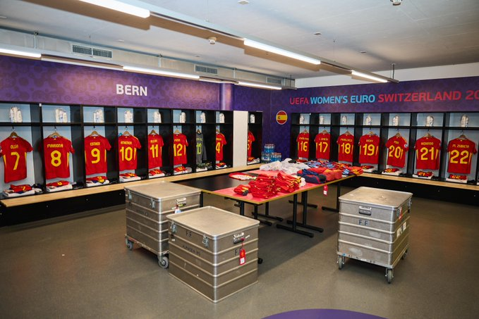 Carrusel Deportivo (@carrusel) on Twitter photo 🏆⚽ #WEURO2025 EN DIRECTO‼
🏟 Wankdorf
🇪🇸 ESPAÑA - PORTUGAL 🇵🇹
🗣 Narra <a href="/LluisFlaquer/">Lluís Flaquer</a>
🎤 Inalámbrico <a href="/lussonia/">Sonia Lus</a>
🎙 Dirige <a href="/garridocarrusel/">Dani Garrido</a>
👥 Con <a href="/laiacodina5/">Laia Codina Panedas</a> <a href="/Juligv_8/">Juli Garcia</a> <a href="/FerminSuarez03/">Fermín Suárez</a> <a href="/Jorgeescorial/">Jorge Escorial</a>
📣 #VARMan <a href="/itu_edu/">Eduardo Iturralde</a> 🏆⚽ #WEURO2025 EN DIRECTO‼
🏟 Wankdorf
🇪🇸 ESPAÑA - PORTUGAL 🇵🇹
🗣 Narra <a href="/LluisFlaquer/">Lluís Flaquer</a>
🎤 Inalámbrico <a href="/lussonia/">Sonia Lus</a>
🎙 Dirige <a href="/garridocarrusel/">Dani Garrido</a>
👥 Con <a href="/laiacodina5/">Laia Codina Panedas</a> <a href="/Juligv_8/">Juli Garcia</a> <a href="/FerminSuarez03/">Fermín Suárez</a> <a href="/Jorgeescorial/">Jorge Escorial</a>
📣 #VARMan <a href="/itu_edu/">Eduardo Iturralde</a>