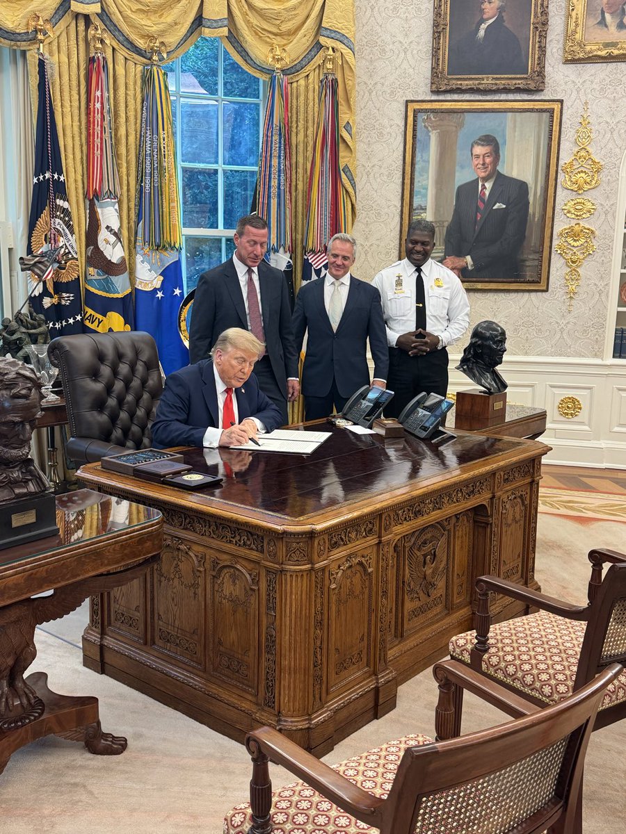 CLewandowski_'s tweet image. Great to see @POTUS sign a proclamation celebrating 160 years of the US Secret Service