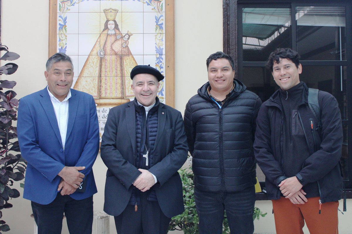 Nuestro obispo, Mons. Ricardo Morales, recibe la visita del Alcalde de la Municipalidad de Alto del Carmen, Cristian Olivares, junto a Ever de la Torre, director de Serplac, y Alex Vivar, profesional de Serplac del mencionado municipio.