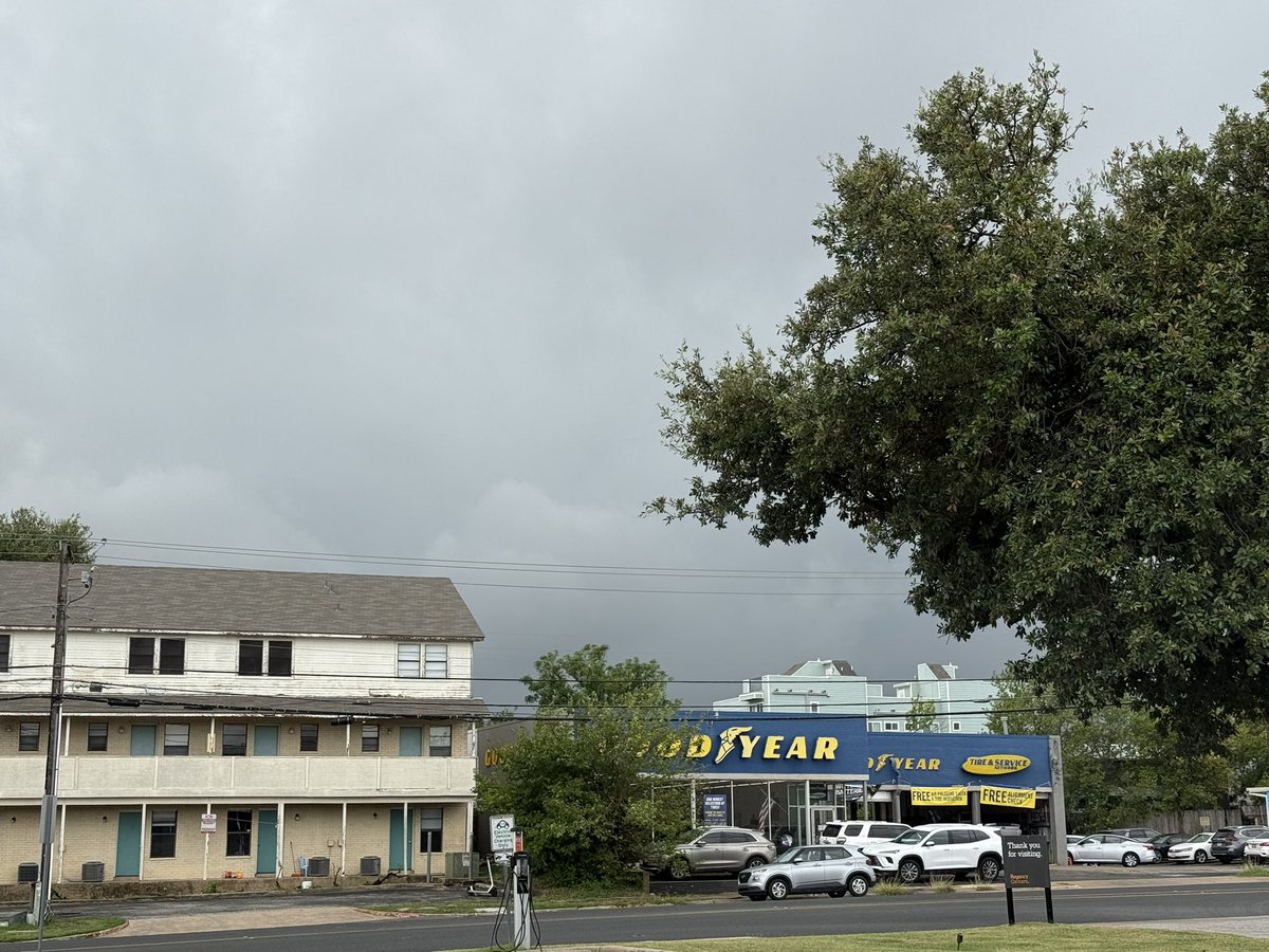 lopez_seba76118's tweet image. Another round of Moderate to Heavy rain West of Muller