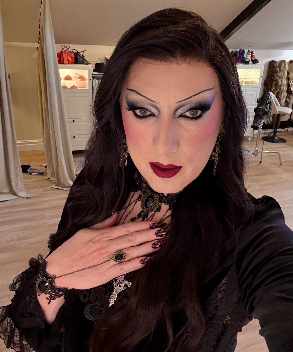 Always time for a Goth selfie 🥰❤️