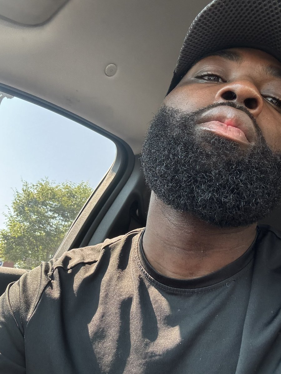 IntoTheSkyStorm's tweet image. That beard BEARDIN’ tho 😁 💪🏿