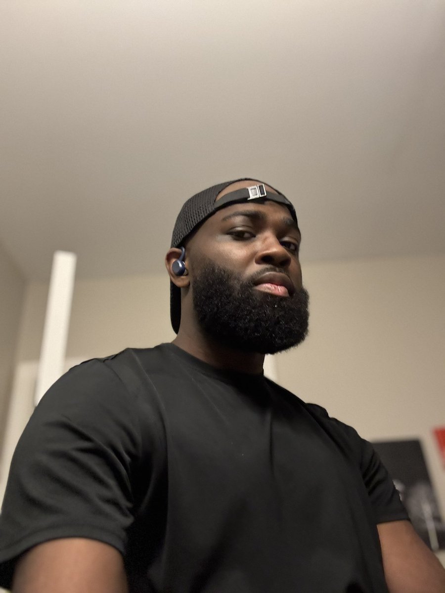 IntoTheSkyStorm's tweet image. That beard BEARDIN’ tho 😁 💪🏿