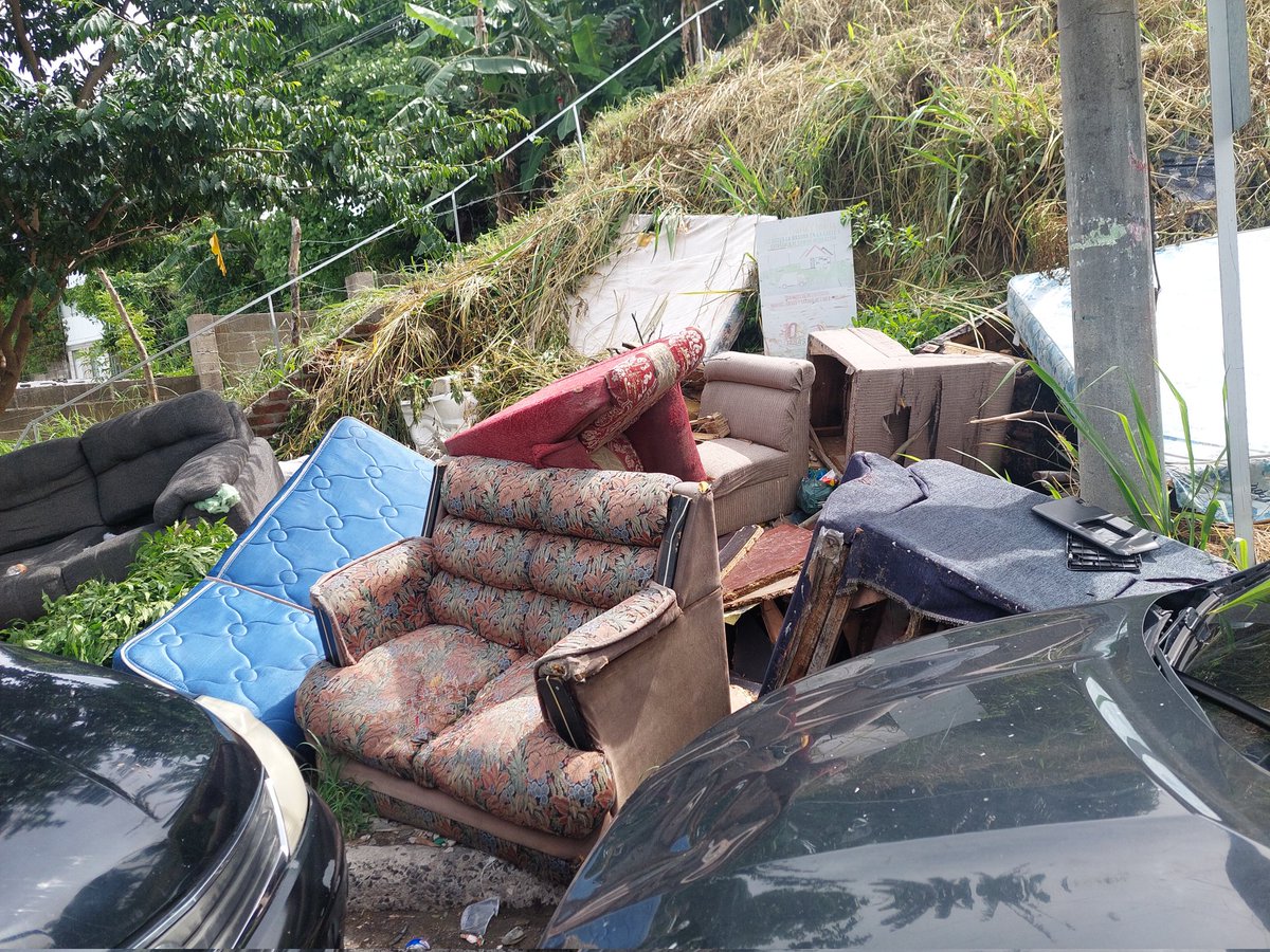 vp14021900's tweet photo. @recolectoressv Por favor ayuda a retirar esta basura voluminosa, está en la Col. Lincoln por el lado de la lavanderia del Hospital Zacamil. Ya llevan semanas y cada vez hay más cosas. Ayuda @recolectoressv es urgente, de acumula agua y genera zancudos y mal olor. https://t.co/fZHSUdQdcZ