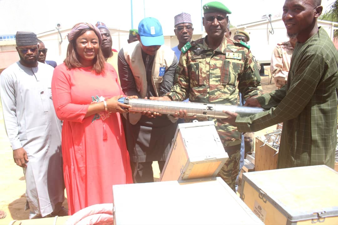 PnudNiger's tweet image. 🆕🌞 Ce jour à #Diffa, @PnudNiger a officiellement remis au Gouverneur les kits de motopompes solaires destinés aux maraîchers de Boulangou Yeskou : 

9⃣ pompes, 1⃣6⃣2⃣ panneaux, 8⃣1⃣tuyaux &amp;amp; contrôleurs.
Objectif : renforcer la sécurité alimentaire &amp;amp; l'agriculture durable 🌱