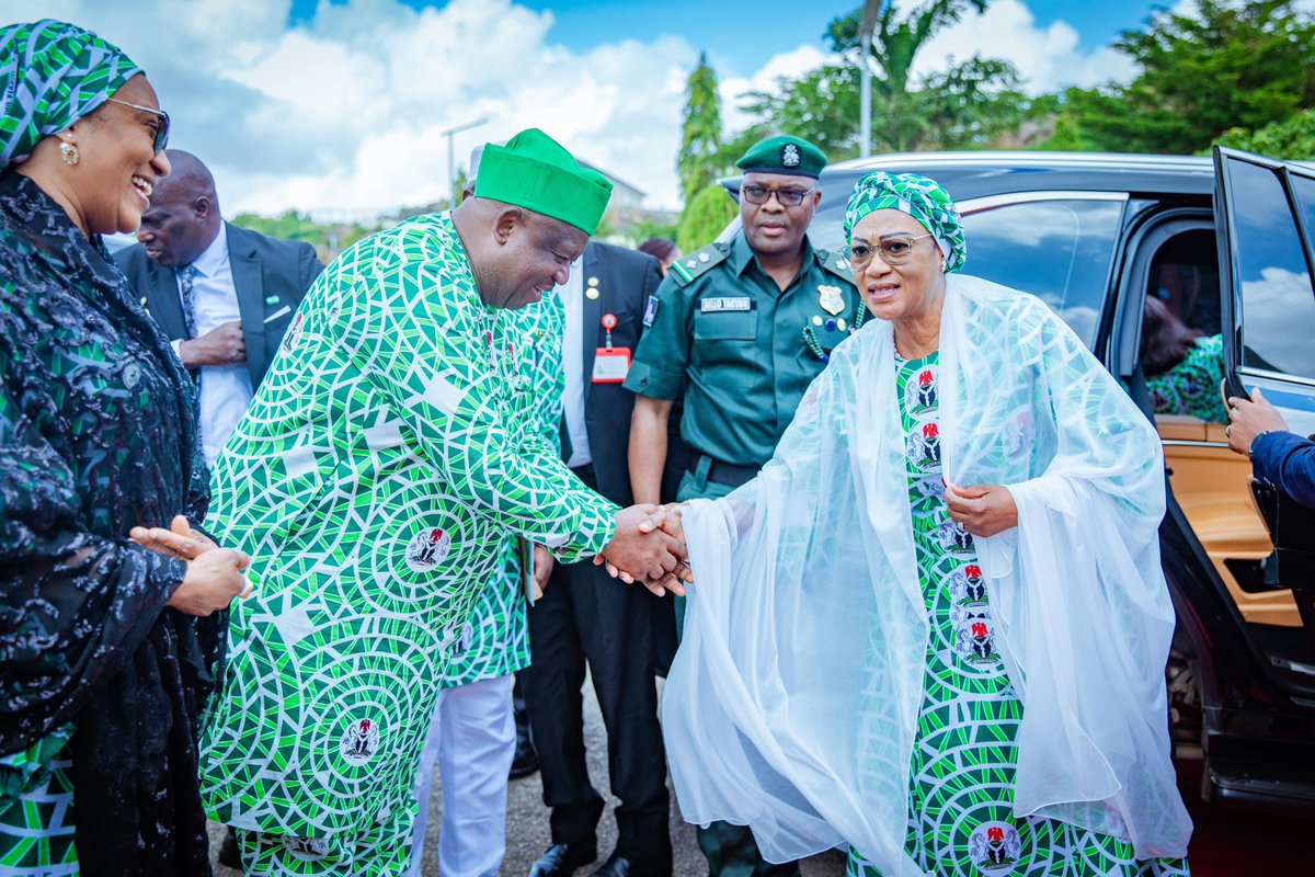 CalebMutfwang's tweet image. Today, I had the honour of welcoming Nigeria’s First Lady, Her Excellency Senator Oluremi Tinubu, to Plateau State.
During her visit to the New Government House, the First Lady, through her Renewed Hope Initiative, announced a remarkable ₦1 billion donation sourced from private…