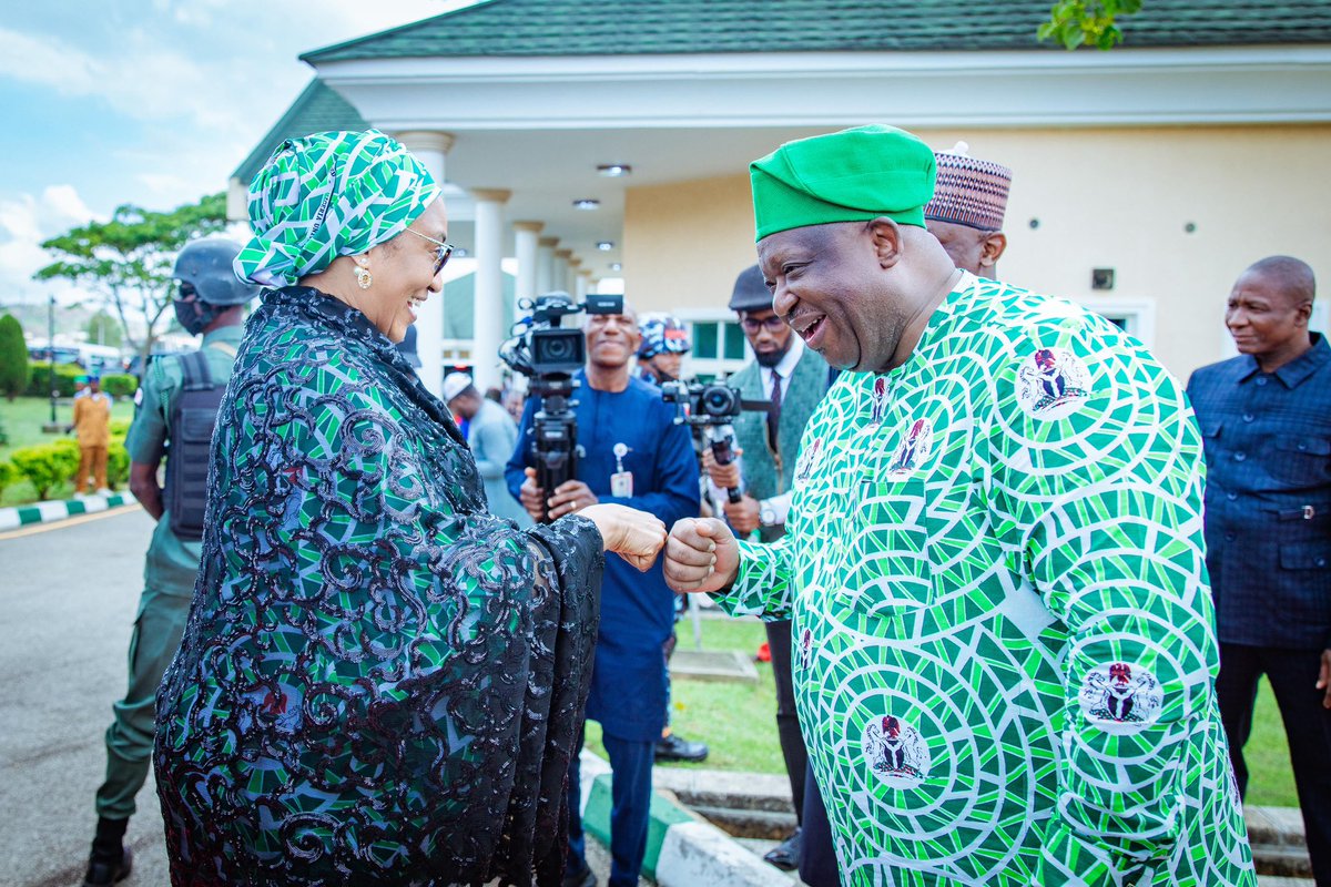 CalebMutfwang's tweet image. Today, I had the honour of welcoming Nigeria’s First Lady, Her Excellency Senator Oluremi Tinubu, to Plateau State.
During her visit to the New Government House, the First Lady, through her Renewed Hope Initiative, announced a remarkable ₦1 billion donation sourced from private…