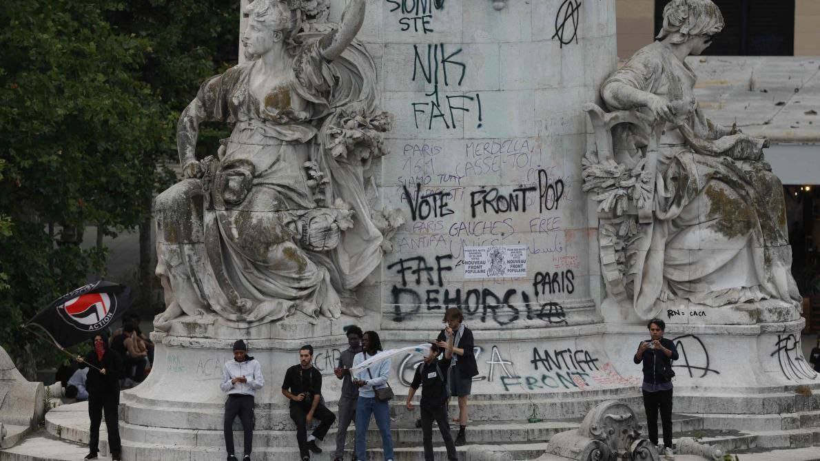 La izquierda 'woke' vandalizando el monumento a la Revolución Francesa.

Los hijos devorando al padre.
