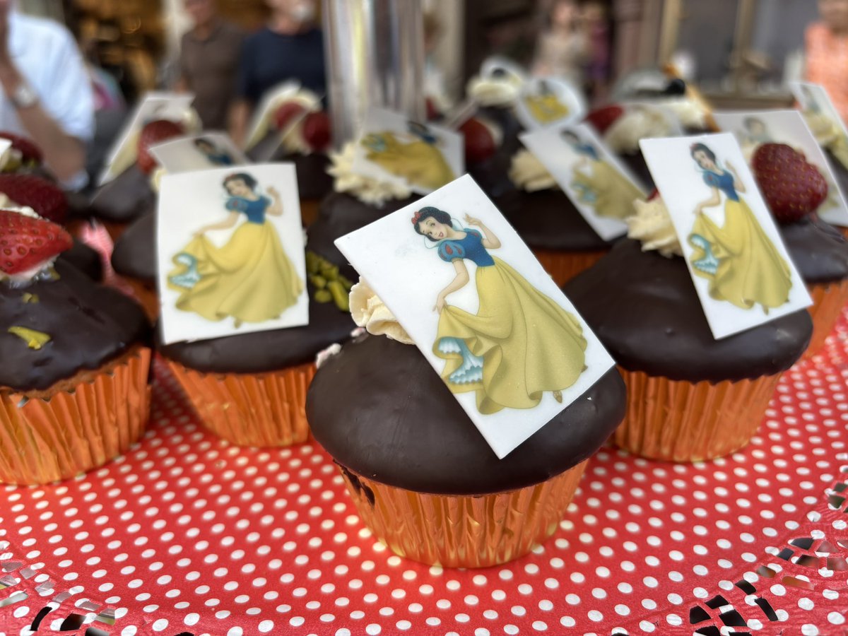 SaschaGenders's tweet image. Happy Birthday an #Schneewittchen zum 300. #Geburtstag - und die #Zwerge waren alle zum Feiern da 🎉