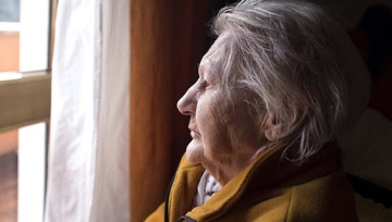NIHAging's tweet image. Feeling down now and then is normal, but if it lasts for weeks or longer, it could be depression. While it’s common in older adults, #depression is not a normal part of #aging. This article can help you learn the signs, types, and how to find support: go.nia.nih.gov/3G3W6UT