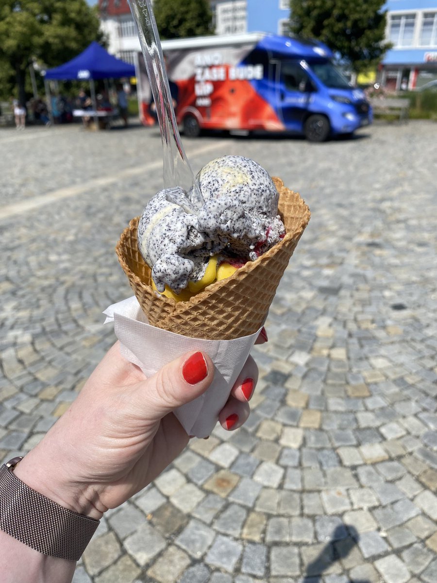 Jo a měla jsem dobrou zmrzku. Makovou a mangovou. 😀