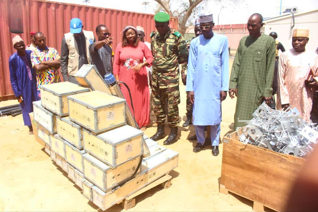 PnudNiger's tweet image. 🆕🌞 Ce jour à #Diffa, @PnudNiger a officiellement remis au Gouverneur les kits de motopompes solaires destinés aux maraîchers de Boulangou Yeskou : 

9⃣ pompes, 1⃣6⃣2⃣ panneaux, 8⃣1⃣tuyaux &amp;amp; contrôleurs.
Objectif : renforcer la sécurité alimentaire &amp;amp; l'agriculture durable 🌱
