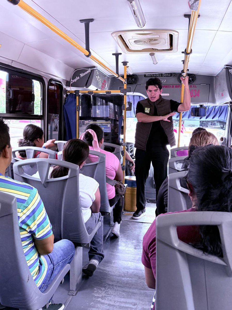 VerdeIrapuato's tweet photo. 🚍💚 Isaías Conejo, líder de nuestro partido en #Irapuato, se subió a los Volvos y Mercedes Benz... ¡pero del transporte público de la ciudad! 🚌 
Entre baches, apretones y quejas, platicó con los pasajeros y escuchó sus necesidades más apremiantes. 
https://t.co/1eY68ZhQyw https://t.co/9Q501BI3no