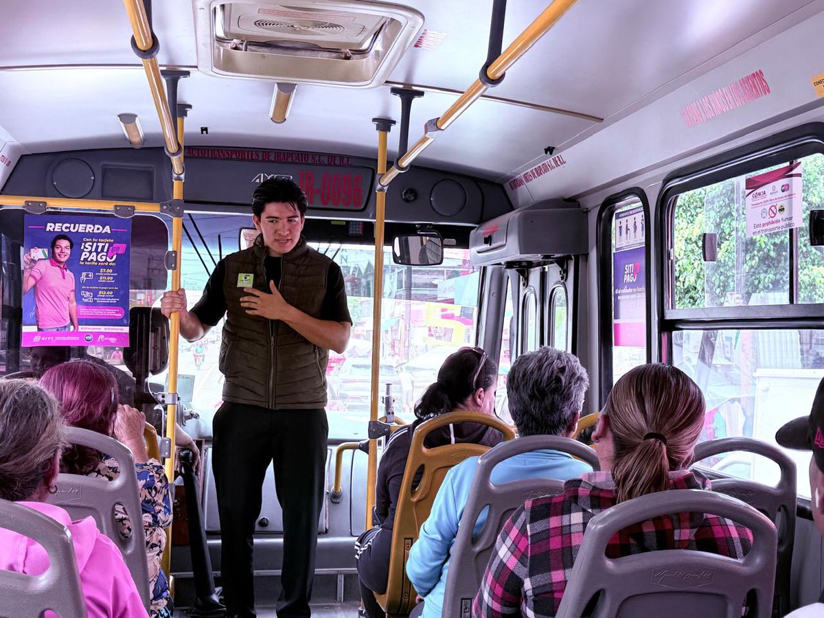 VerdeIrapuato's tweet photo. 🚍💚 Isaías Conejo, líder de nuestro partido en #Irapuato, se subió a los Volvos y Mercedes Benz... ¡pero del transporte público de la ciudad! 🚌 
Entre baches, apretones y quejas, platicó con los pasajeros y escuchó sus necesidades más apremiantes. 
https://t.co/1eY68ZhQyw https://t.co/9Q501BI3no