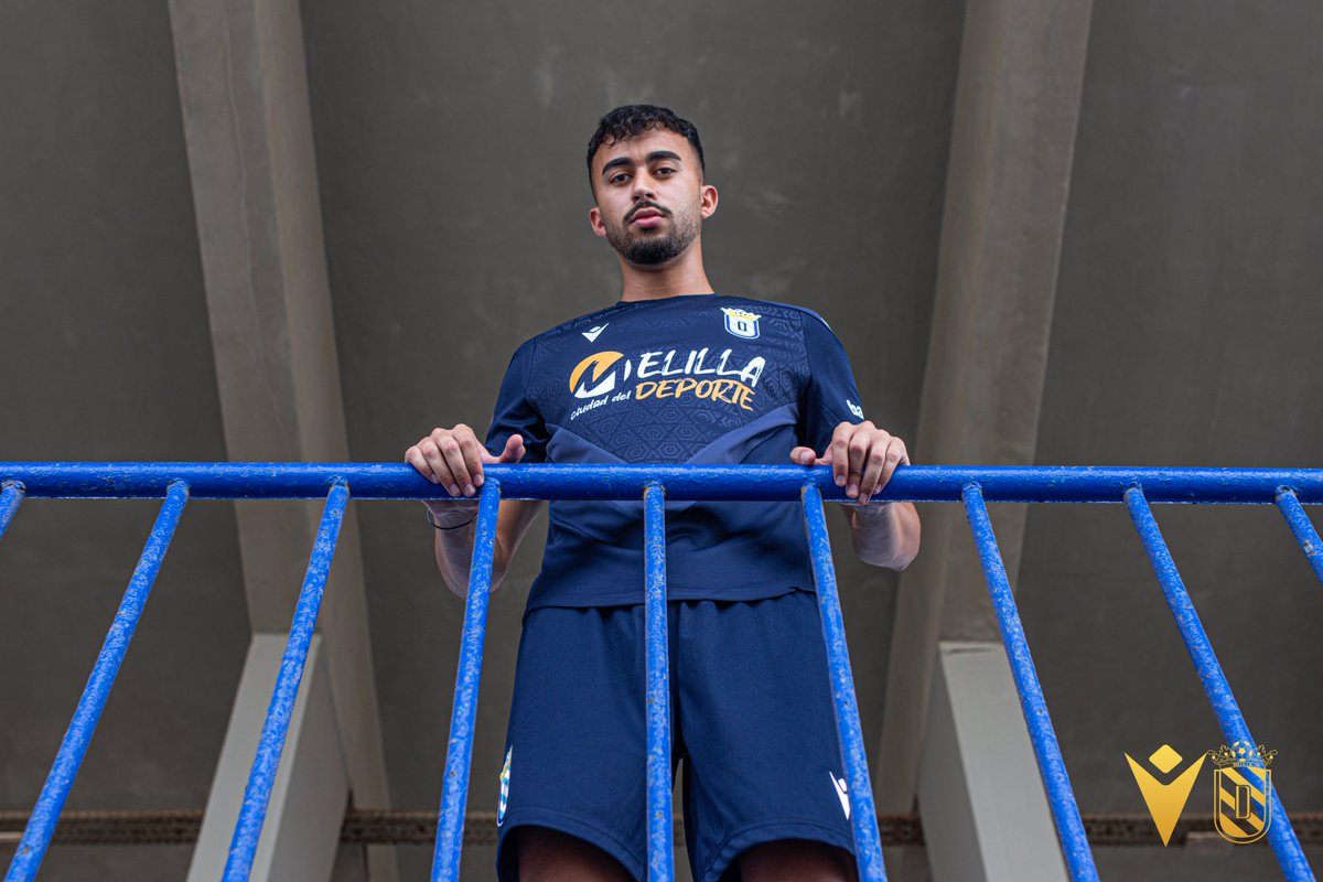 UDMelilla's tweet image. 𝐓𝐄𝐑𝐂𝐄𝐑𝐀 𝐄𝐐𝐔𝐈𝐏𝐀𝐂𝐈𝐎́𝐍 💙🖤 

La segunda equipación alternativa se destaca por ser elegante y moderna con el azul marino. 👔

¡Qué bonita es! 🤩

#Recuperar