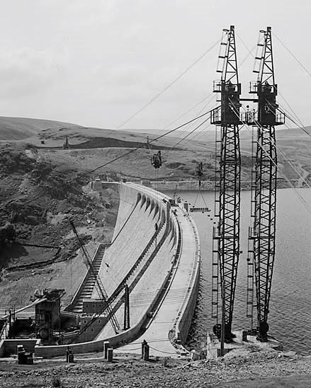 #ThrowbackThursday
This photo must be in the 1950s, as Claerwen is pretty much finished here...

#HenLunIau
Mae’n debyg bod y llun yma wedi cael ei dynnu yn y 1950au am fod Claerwen yn agos at gael ei gwblhau...

#ElanValley #CwmElan #ClaerwenDam
