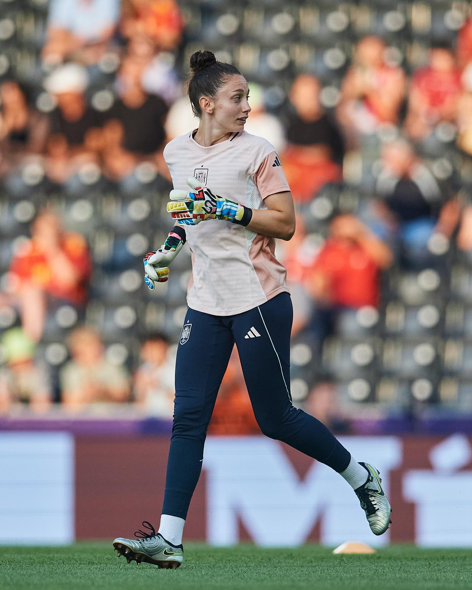 👋 Hola, <a href="/AdrianaNancla08/">Adri</a>.

😉 ¿Sabe diferente el calentamiento de tu debut en una #WEURO2025?

#JugarLucharYGanar