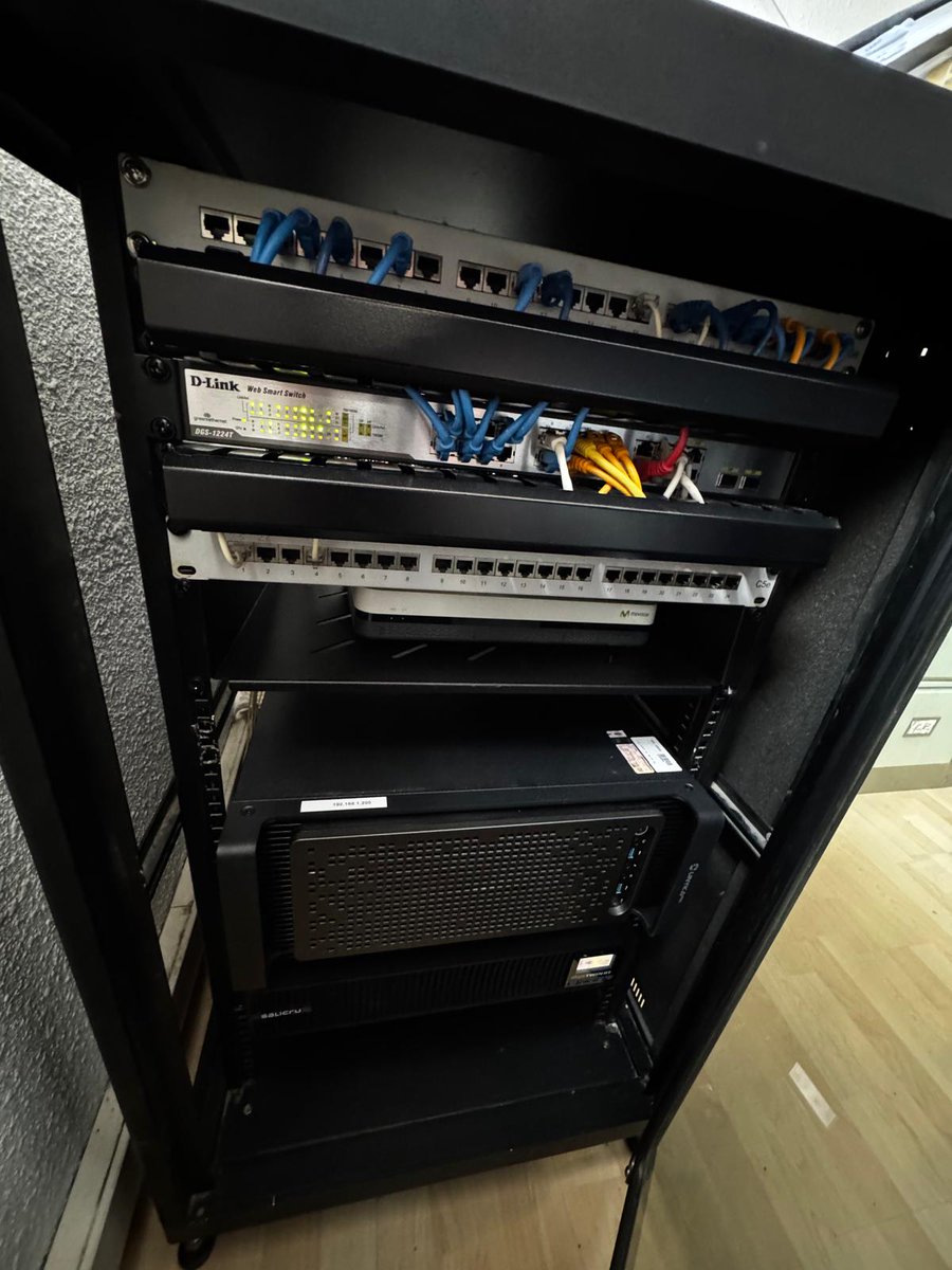 binsoft_ca's tweet image. En ocasions és dificil comprendre per que hi ha un cable de 10 metres de xarxa, quant amb un de 0,5 n'hi ha prou. Animem a tothom a tenir un armari rack correctament ordenat.