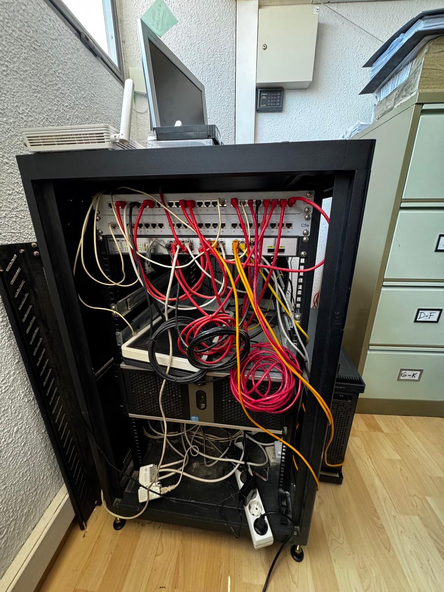 binsoft_ca's tweet image. En ocasions és dificil comprendre per que hi ha un cable de 10 metres de xarxa, quant amb un de 0,5 n'hi ha prou. Animem a tothom a tenir un armari rack correctament ordenat.