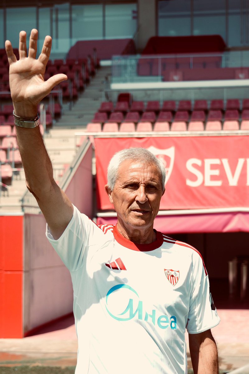 SevillaFCpt's tweet photo. 🔙 42 anos depois, o grande Pablo Blanco volta a vestir uma camisa da adidas do Sevilla FC 

🤍❤️ https://t.co/Isn93QbiHt