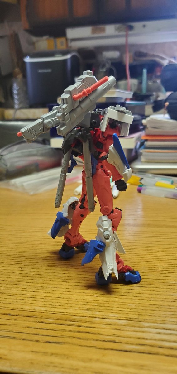 #ガンプラ好きと繋がりたい 
#ジークアクス 
最終回から一週間たちましたが、やっと赤いガンダムを手に入れたので早速ジークアクス版マドロック製作開始です。鉄血からのジャンクパーツやビルダーズパーツを使ってそこそこ形になりました