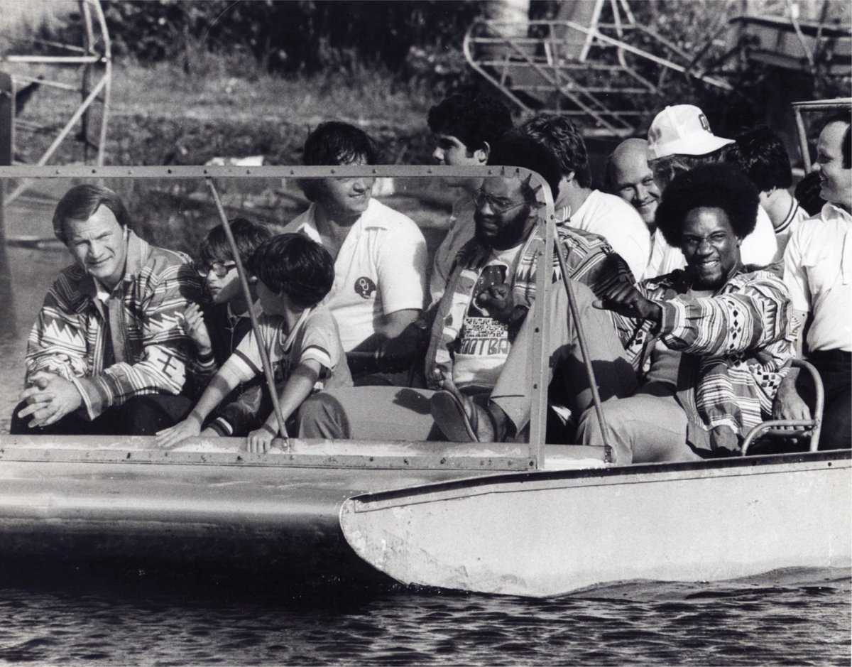 RealBillySims's tweet image. #ThrowbackThursday Would love to relive this moment with @Barry_Switzer and @OU_Football for #July4th Weekend ! No idea how that boat could hold us all! What's everyone doing for the 3 day weekend?
PC: unknown #billysims #thursdayvibes #IndependenceDay