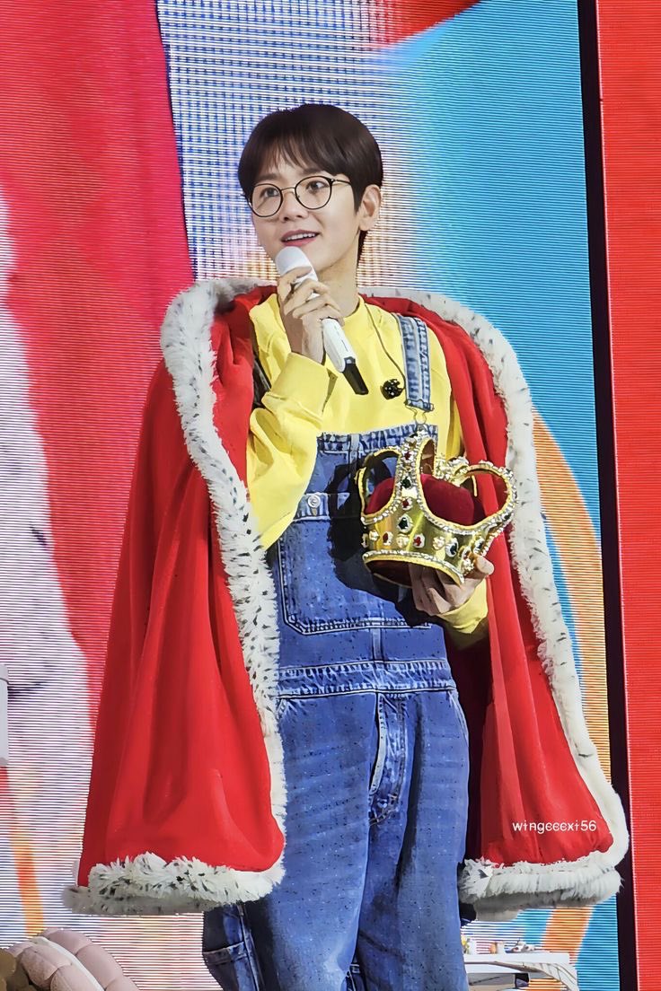 parkyoonhee65's tweet image. Chanyeol just posted a story holding a puppy doll in Christmas clothes 🎄🐶
And I know that outfit… I know it too well…
But it’s okay, I love being the clown 🤡😔#chanbaek #찬백 #백현 #찬열