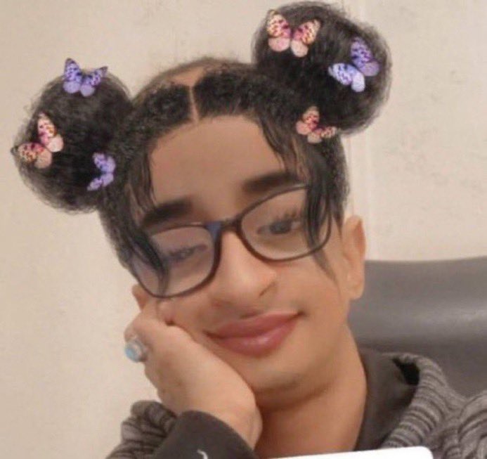 اشكال الي اعمارهم فوق 24 سنة و لالحين يسمعون kpop يعني كياته و دلع