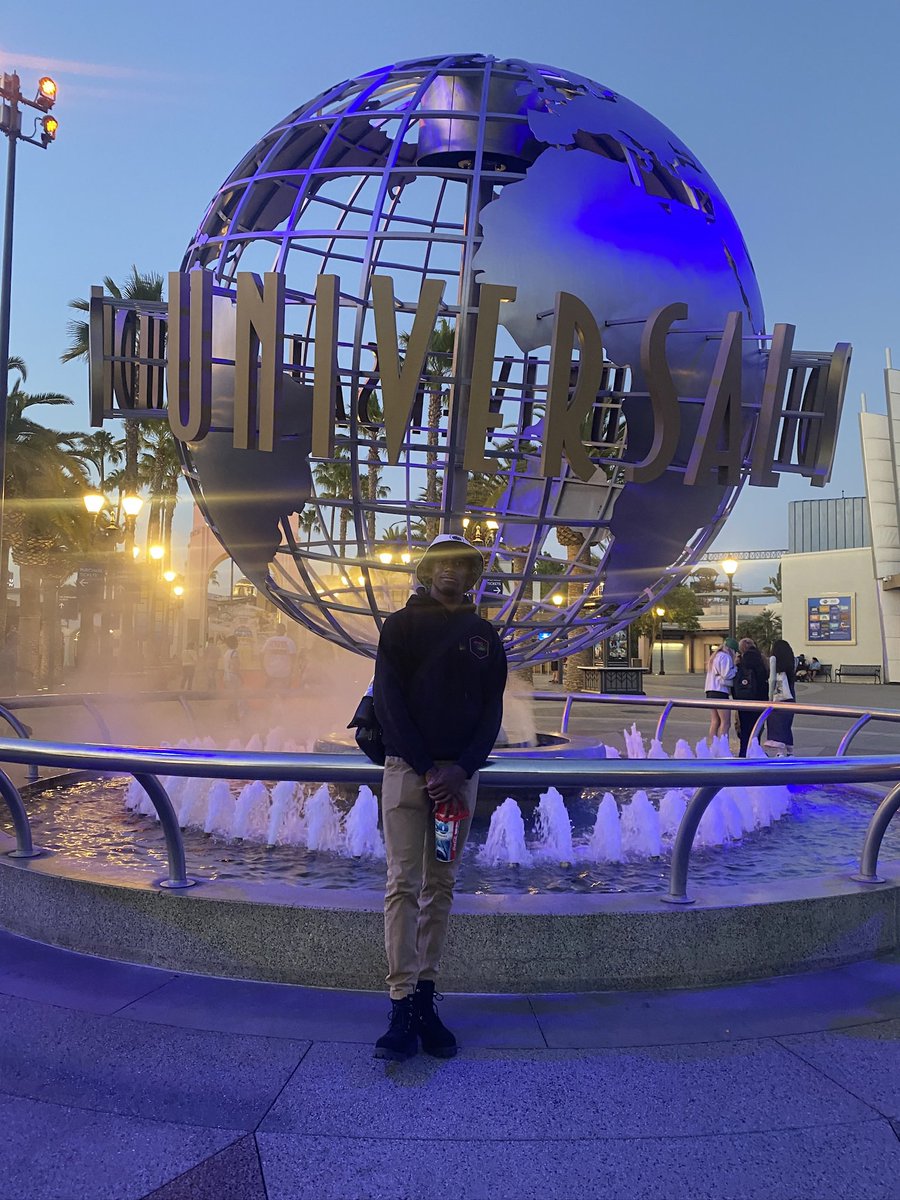 ZDLSJr2004's tweet image. Went to Universal.🌎 Stayed for Midnight Premiere of Jurassic World Rebirth. 🦖And yes, there is a teaser for Christopher Nolan’s The Odyssey. 🏛️#JurassicWorldRebirth #JurassicWorld #AMCTheatres #Hollywood #universal