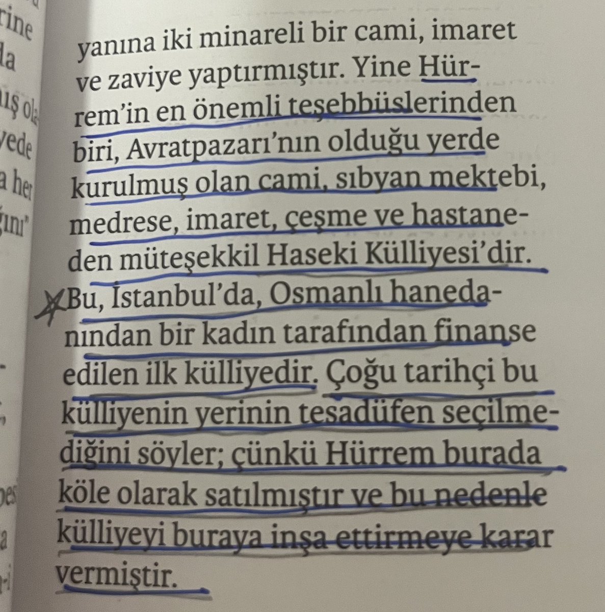 Hürrem’in avratpazarındaki kadını ikna etmek için anlattıklarını hatırlarsınız. Tarihçiler de külliyenin yerinin tesadüfen seçilmediğini Hürrem sultan’ın burda köle olarak satıldığını ve bu nedenle buraya inşaa etmek istediğini doğrularlar. 
Çok etkilendiğim bir sahneydi.